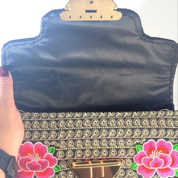 Vibrant Embroidered Lotus Flower Purse With Chunky Buckle Clasp - Picture 9 of 13